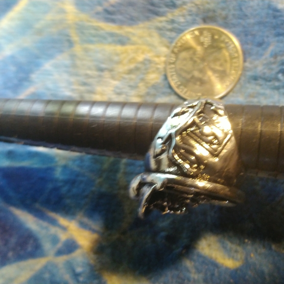 Skull ring      (B)